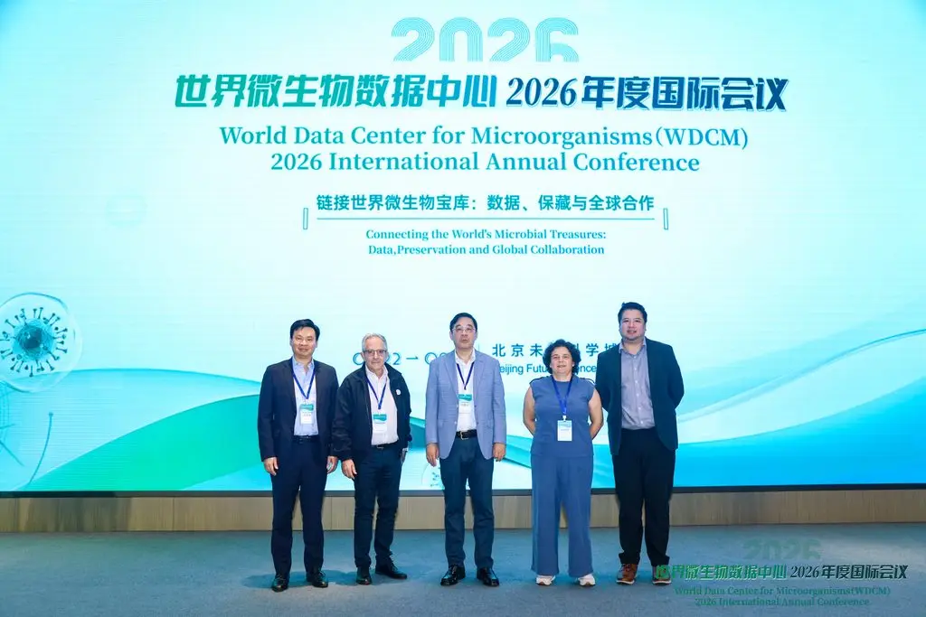 O subdirector do Centro, Zhang Zhinong, e o consultor Cheong Io Hong com representantes da conferência